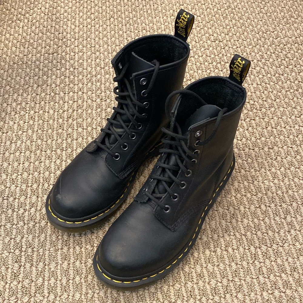 Dr. Martens 1460 black leather lace up boots size 7